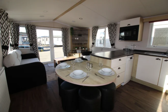 2018-swift-family-retreat-dining-area