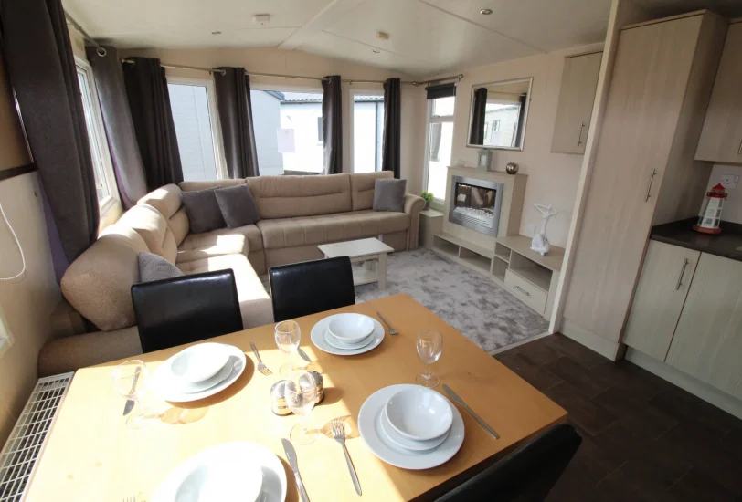 2015-victory-torino-dining-area
