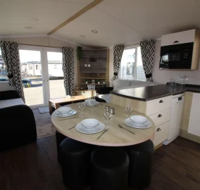 2018-swift-family-retreat-dining-area