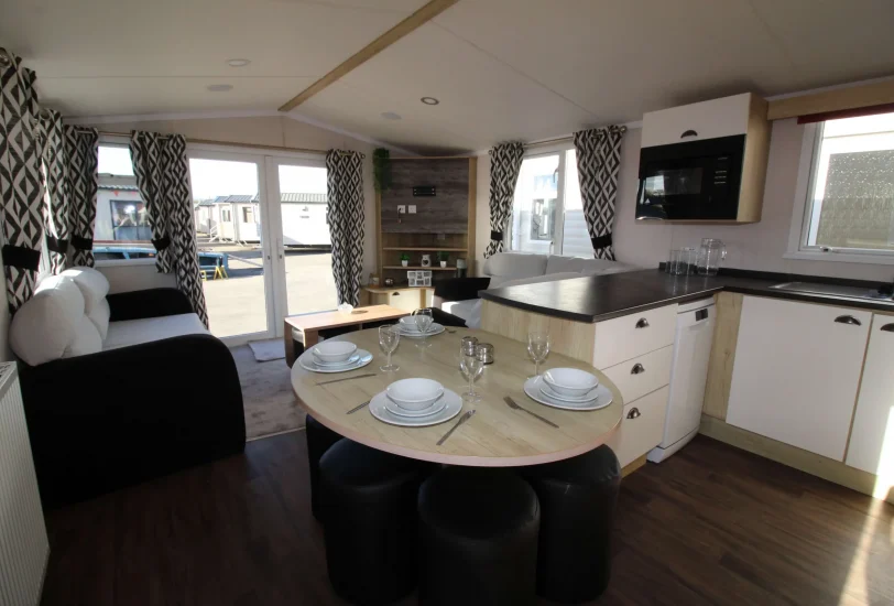 2018-swift-family-retreat-dining-area