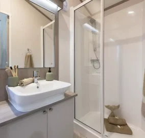 regal bathroom 66505f503165a