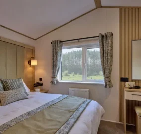 willerby-woodbridge-lodge-main-bedroom